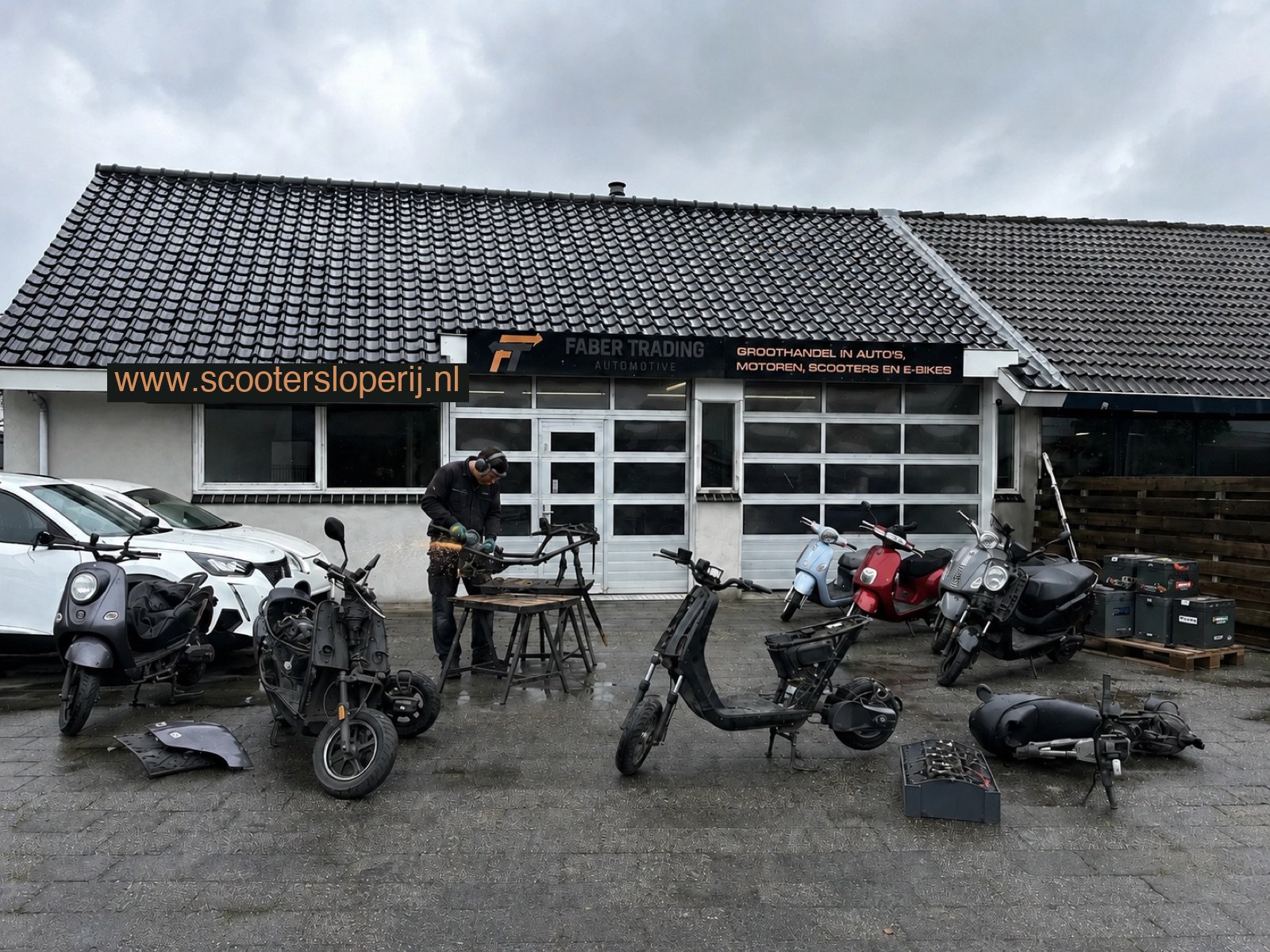Sloopscooters bij de werkplaats van Scootersloperij.nl in De Zilk